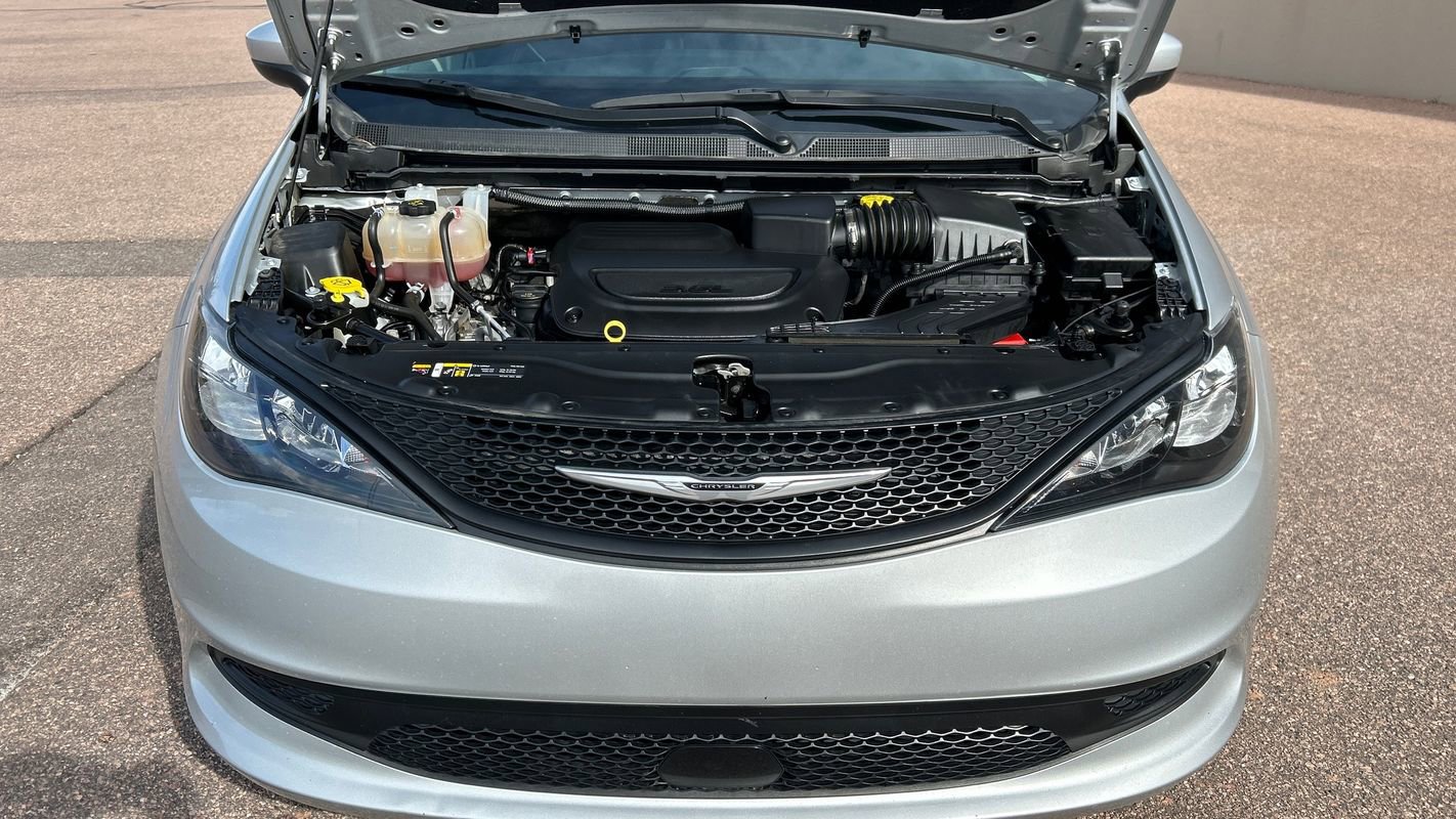 Used 2023 Chrysler Voyager LX image 11