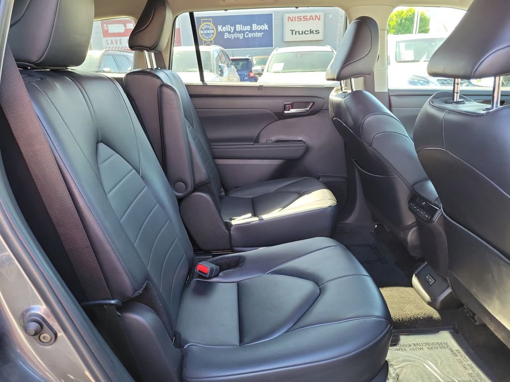 Used 2024 Toyota Highlander XLE FWD image 20