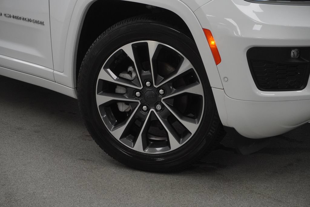 Used 2025 Jeep Grand Cherokee Overland w/ Adv Protech Group III AWD/4WD image 4