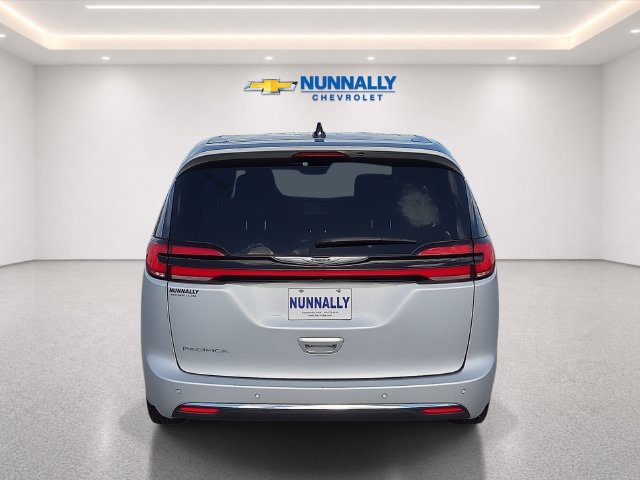 Used 2024 Chrysler Pacifica Touring-L FWD image 4