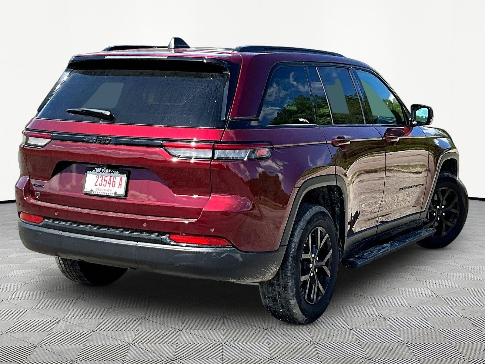 Used 2025 Jeep Grand Cherokee Altitude AWD/4WD image 13