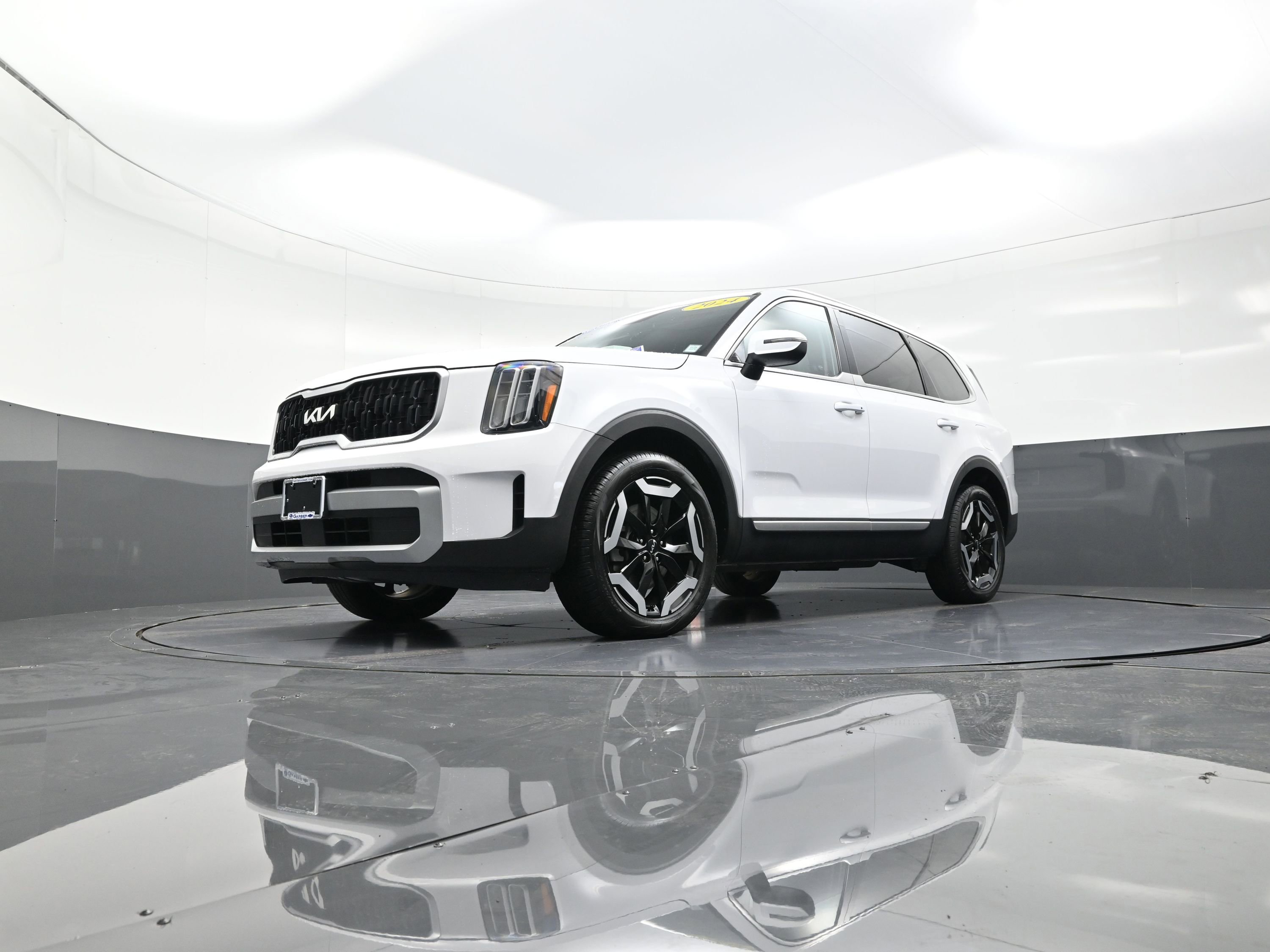 Used 2024 Kia Telluride EX w/ EX Captain's Chair Package image 11