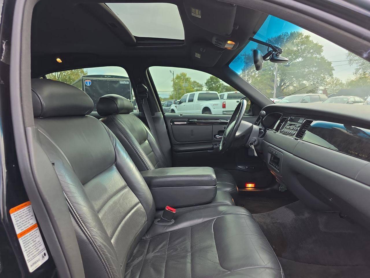 Used 1999 Lincoln Town Car Signature RWD image 8