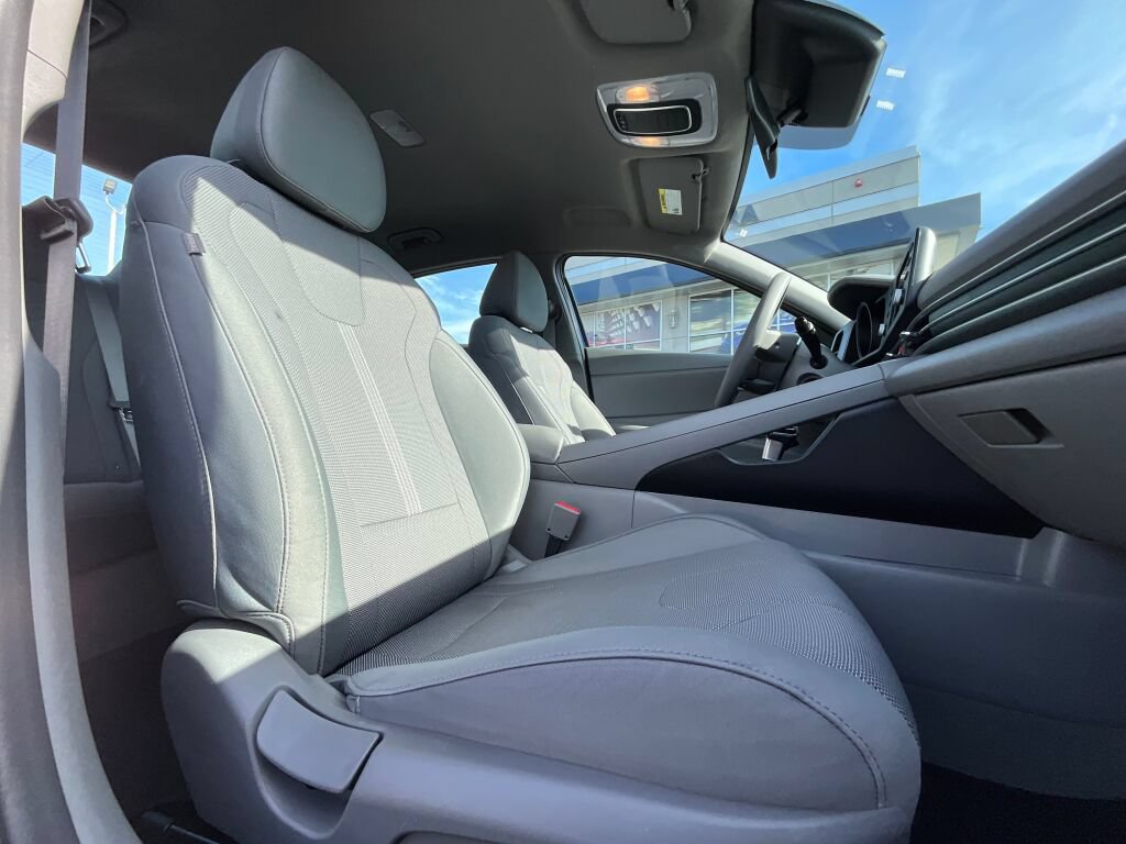 Used 2023 Hyundai Elantra SE w/ Preferred Accessory Package FWD image 11