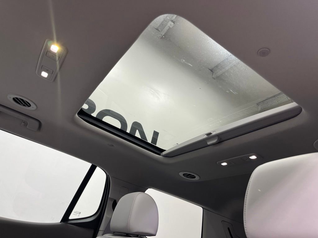 Used 2023 GMC Acadia SLT FWD image 17