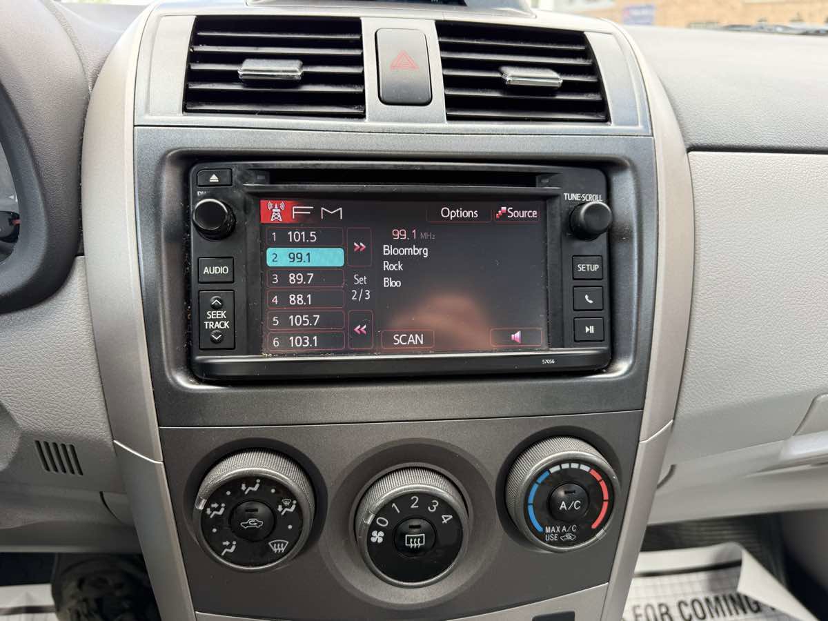 Used 2013 Toyota Corolla LE FWD image 18