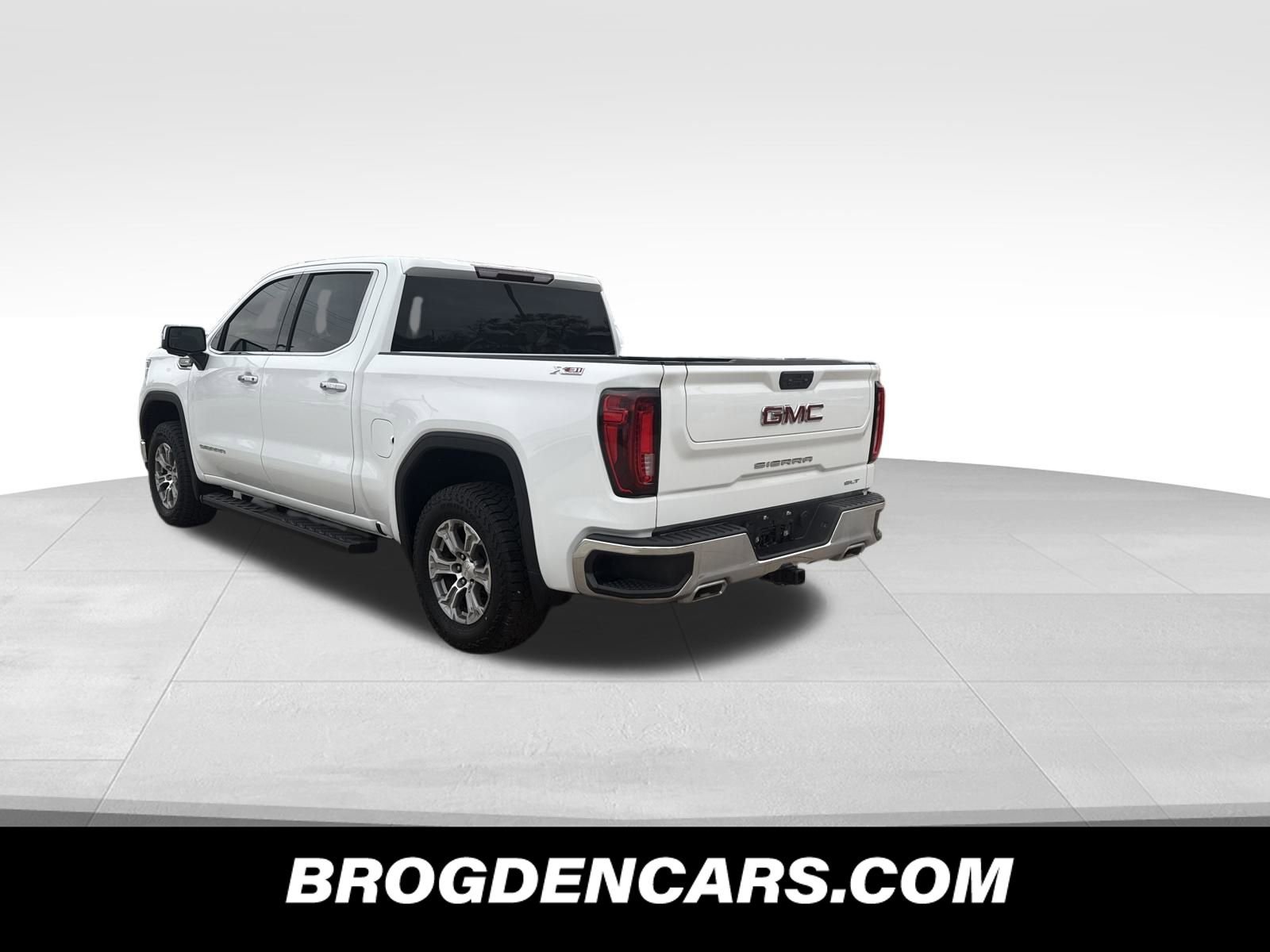 Used 2022 GMC Sierra 1500 SLT w/ X31 Off-Road Package image 9