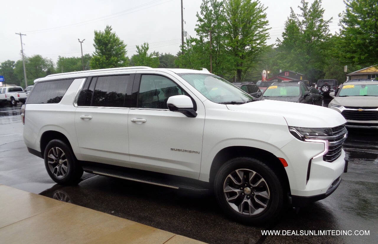 Used 2022 Chevrolet Suburban LT w/ LT Signature Plus Package AWD/4WD image 2