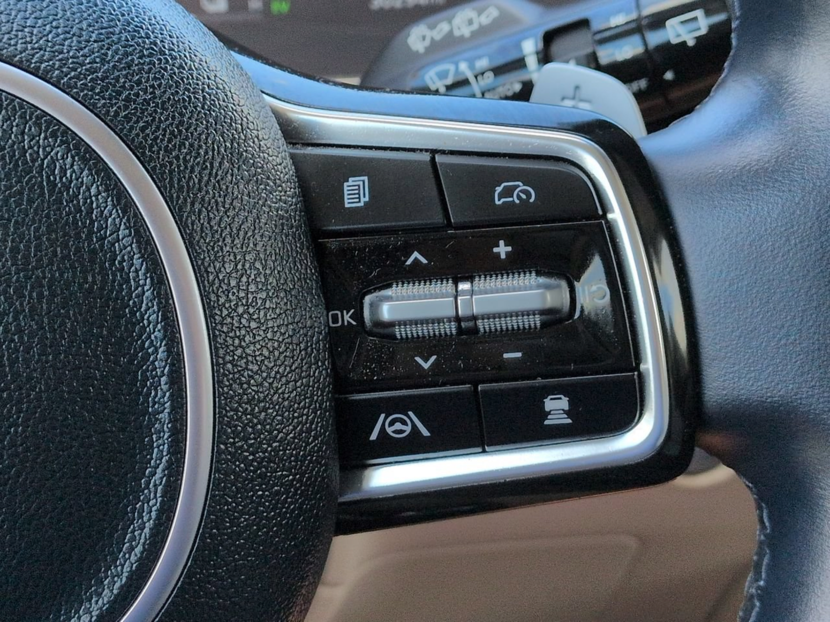 Certified 2025 Kia Carnival SX w/ SX Dark Edition Package FWD image 34