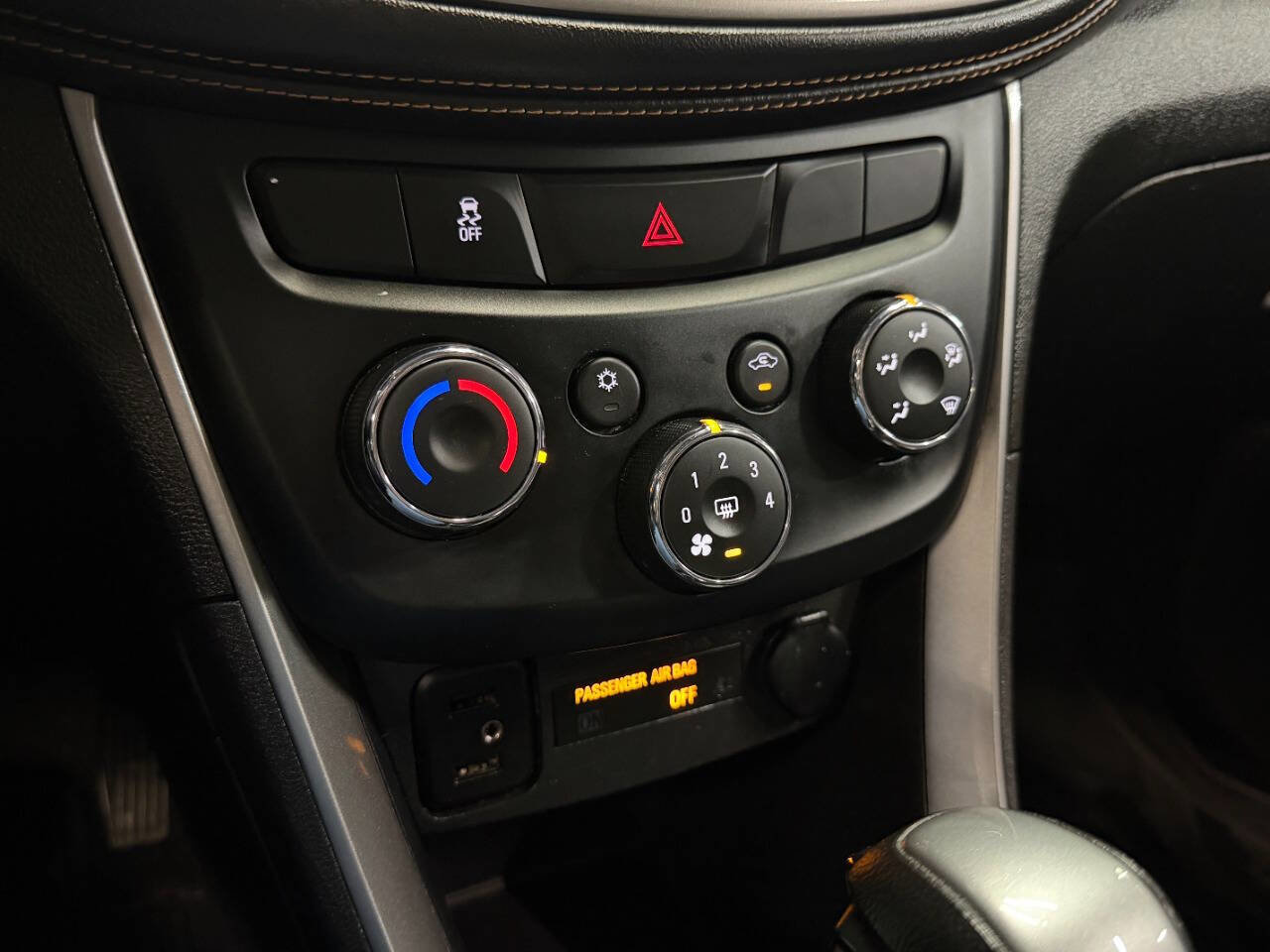 Used 2019 Chevrolet Trax LT w/ Sun & Sound Package AWD/4WD image 42