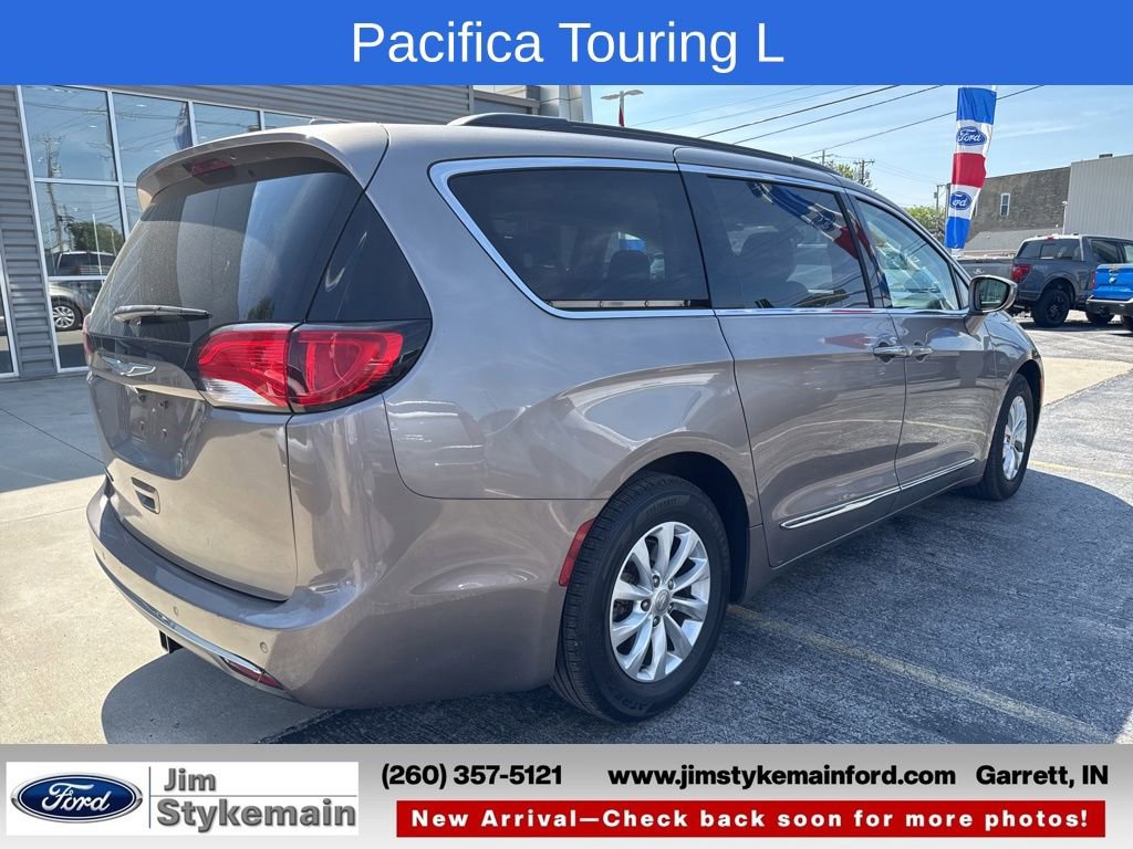 Used 2017 Chrysler Pacifica Touring-L FWD image 6