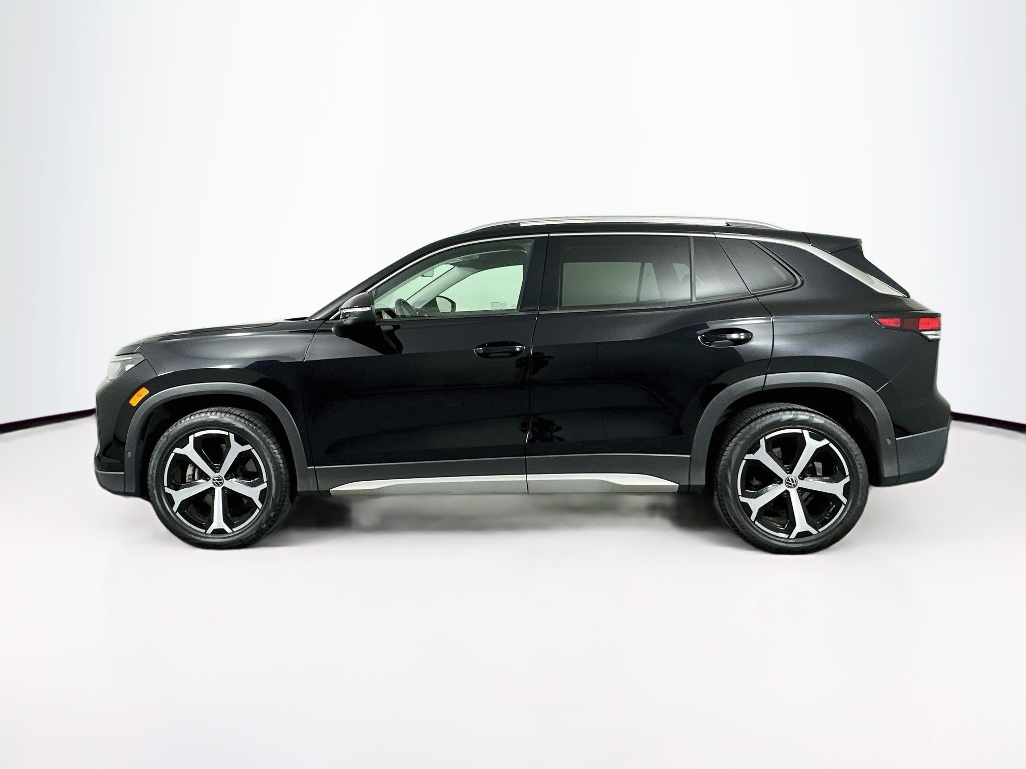Used 2026 Volkswagen Tiguan SE AWD/4WD image 4