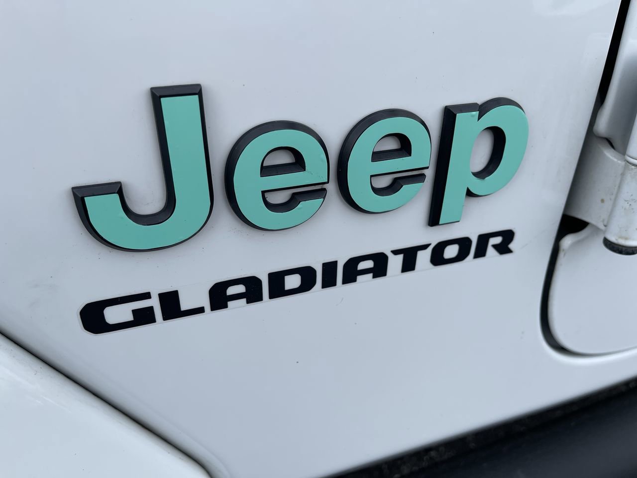 Used 2022 Jeep Gladiator Willys AWD/4WD image 31