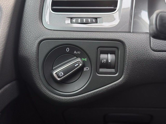 Used 2016 Volkswagen e-Golf SE w/ DC Fast Charging Package FWD image 24