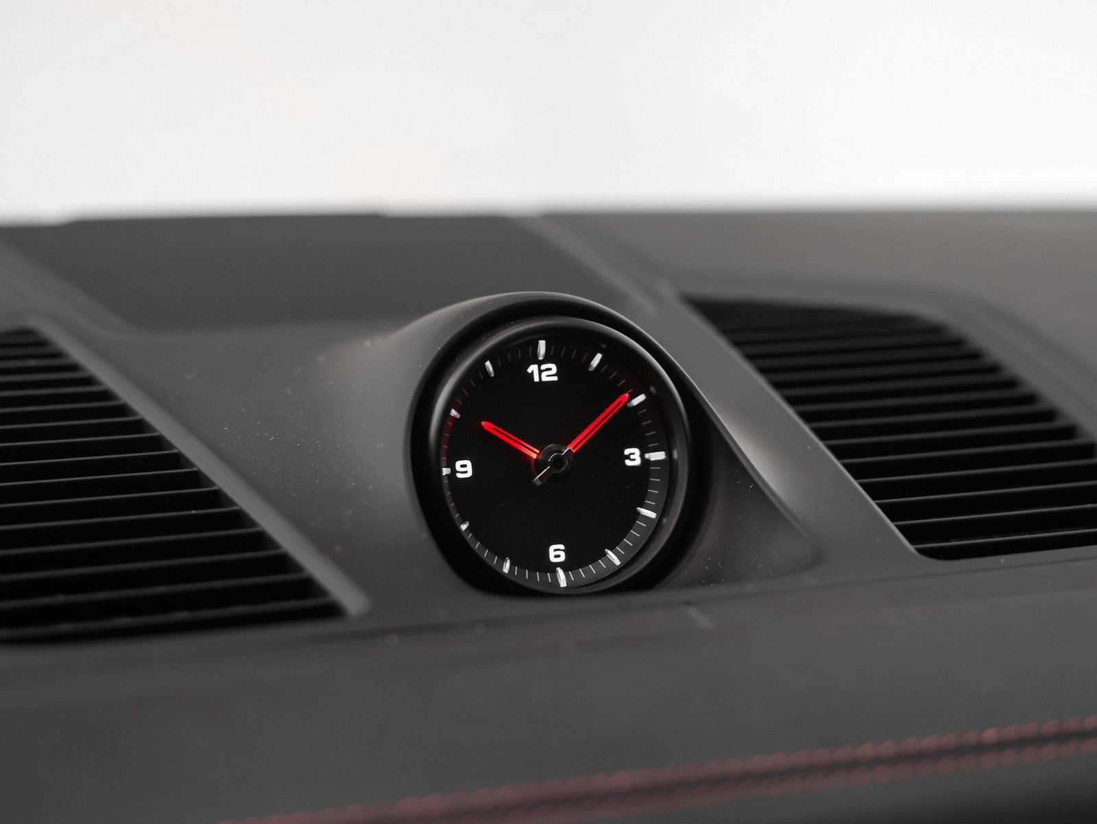 Certified 2022 Porsche Cayenne Platinum Edition image 40