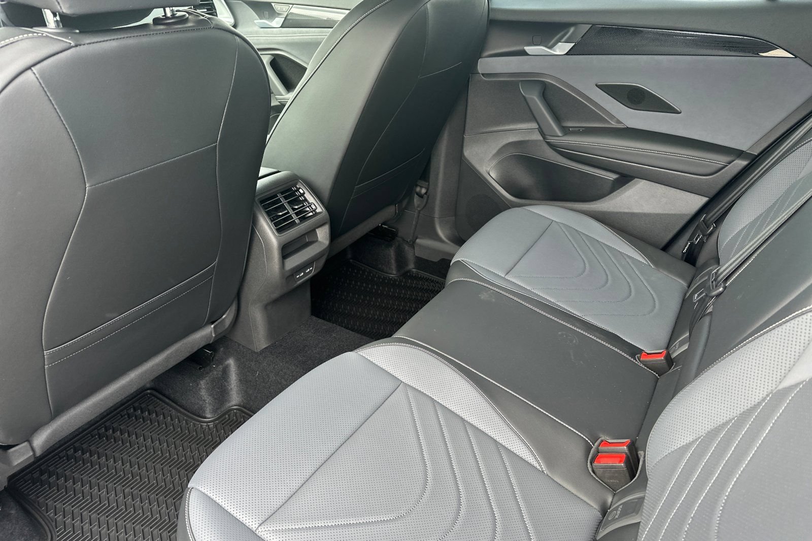 New 2026 Volkswagen Tiguan SE R-Line AWD/4WD image 12