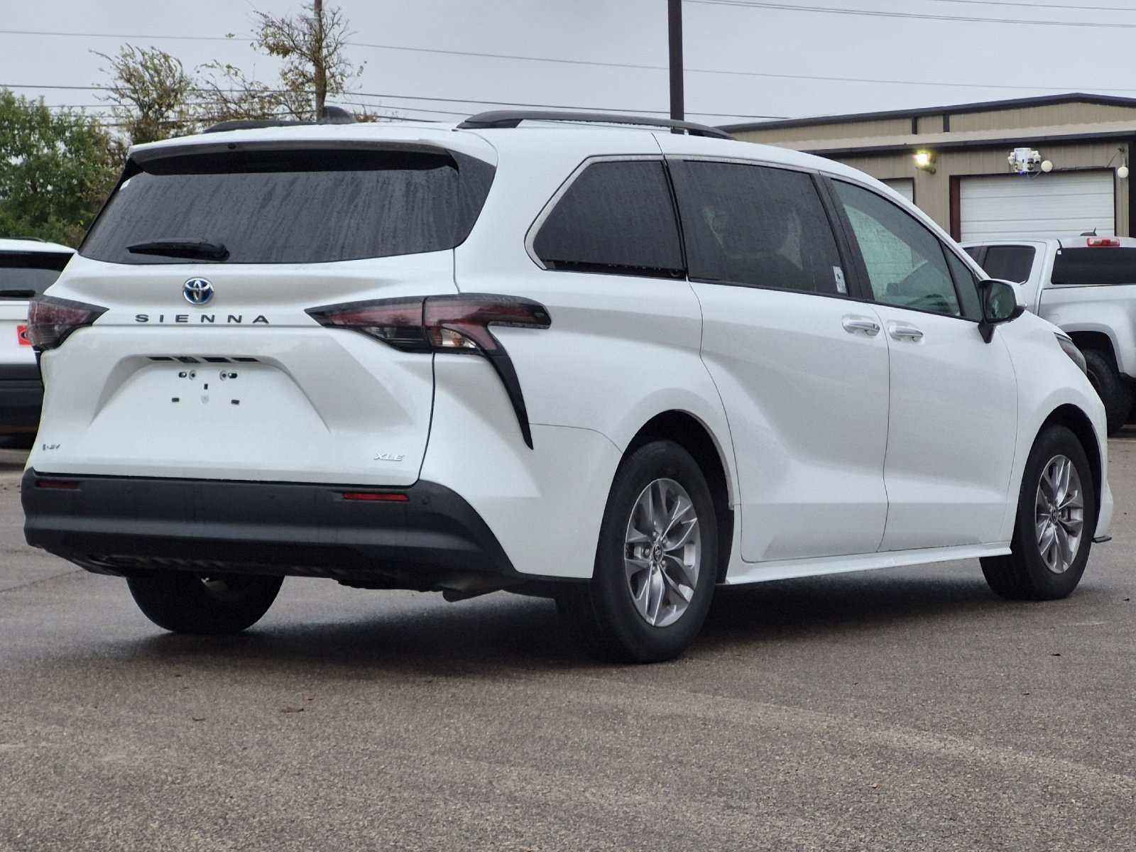 Used 2025 Toyota Sienna XLE FWD image 5