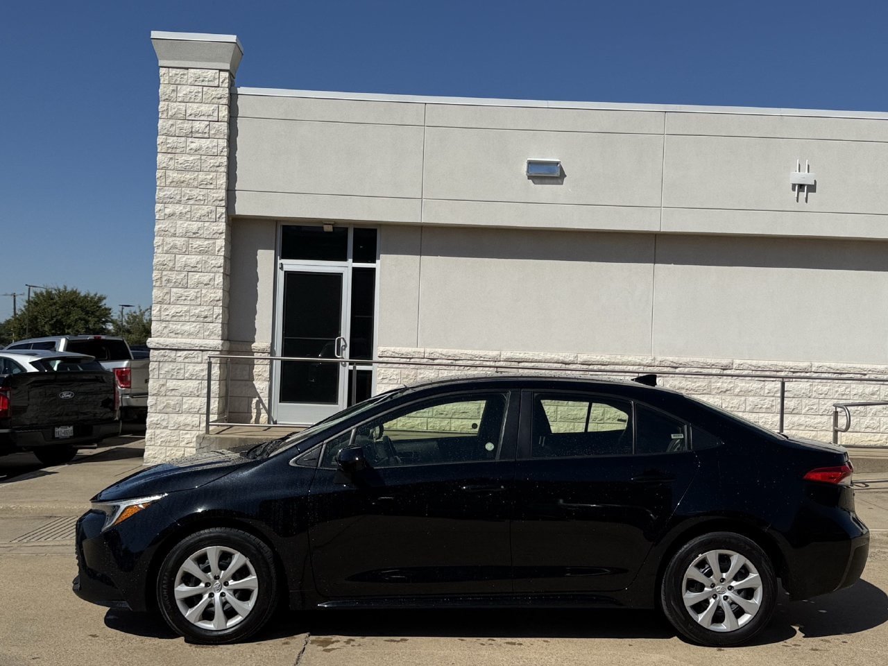 Used 2025 Toyota Corolla LE FWD image 3