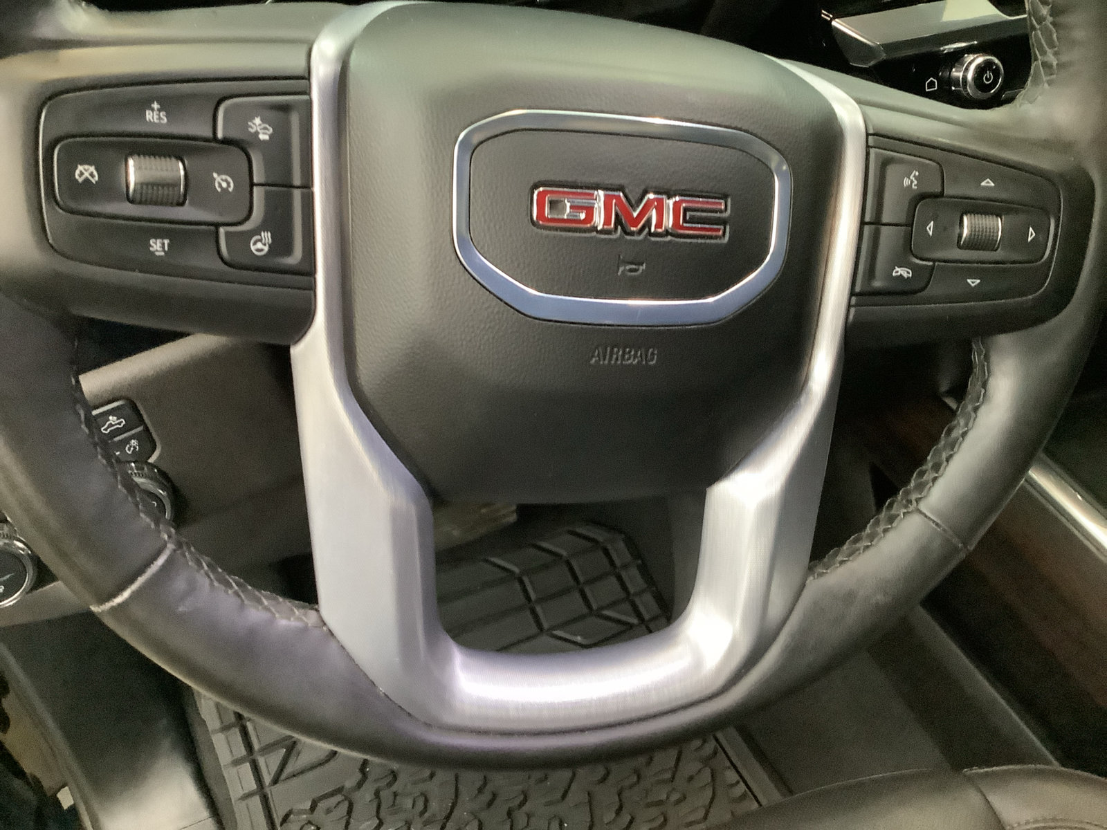 Used 2025 GMC Sierra 2500 SLT w/ SLT Premium Package AWD/4WD image 17