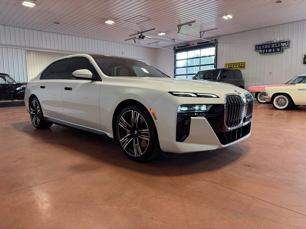 Used 2023 BMW 760i xDrive w/ Parking Assistance Package image 6