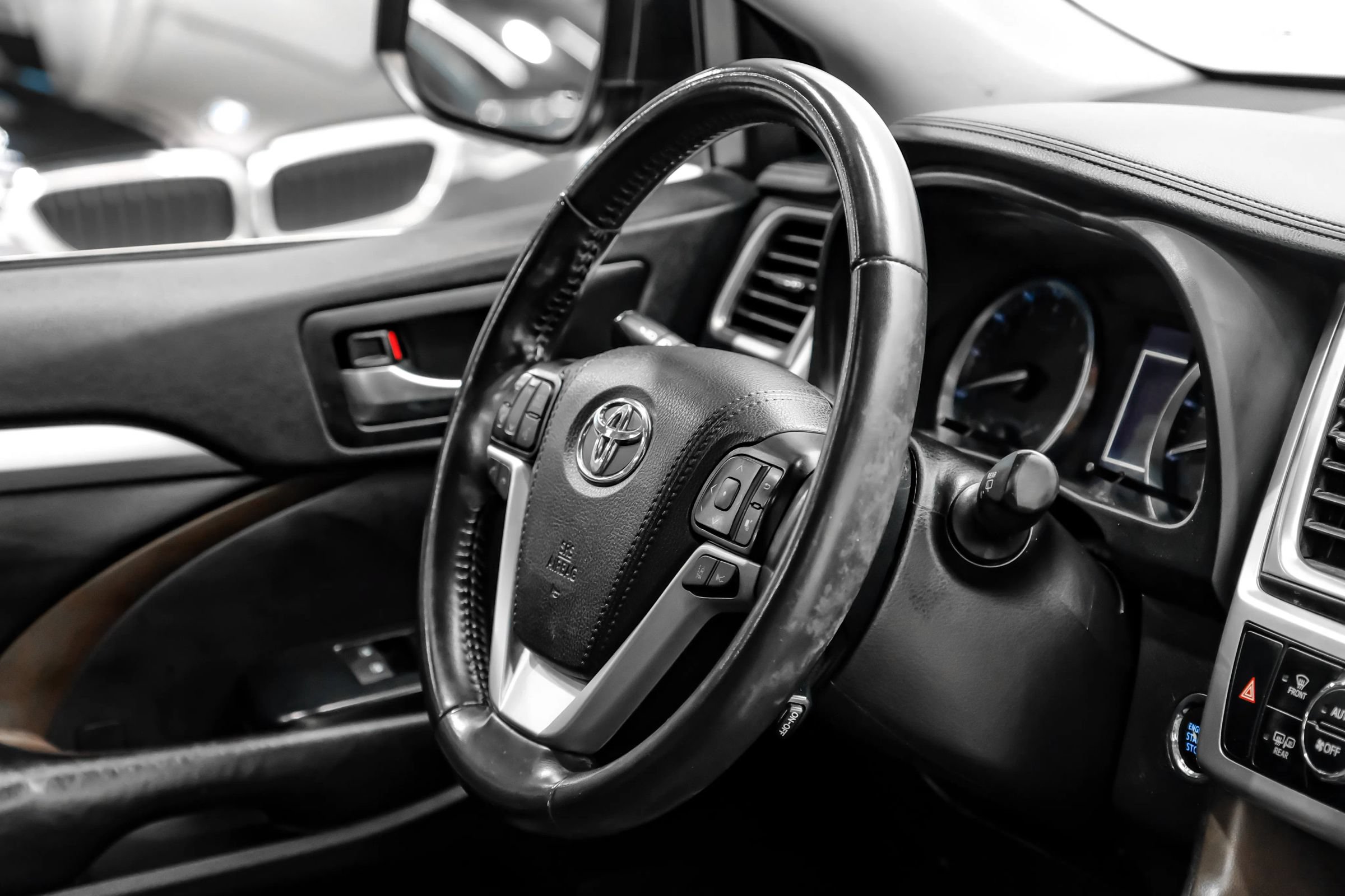 Used 2019 Toyota Highlander XLE FWD image 12