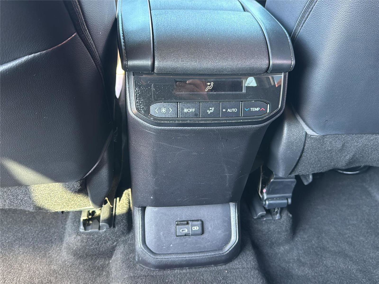 Used 2023 Toyota Highlander XLE AWD/4WD image 25