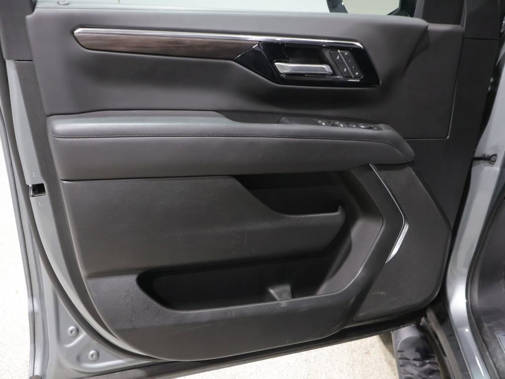 Used 2025 Chevrolet Suburban Z71 image 13