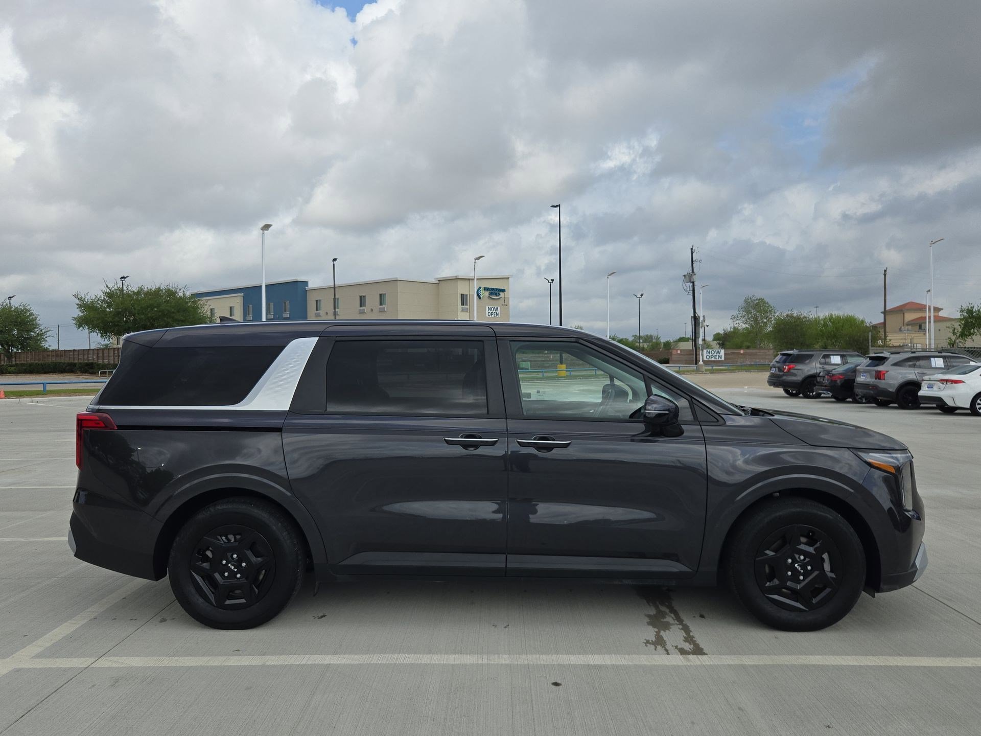 Used 2025 Kia Carnival image 2