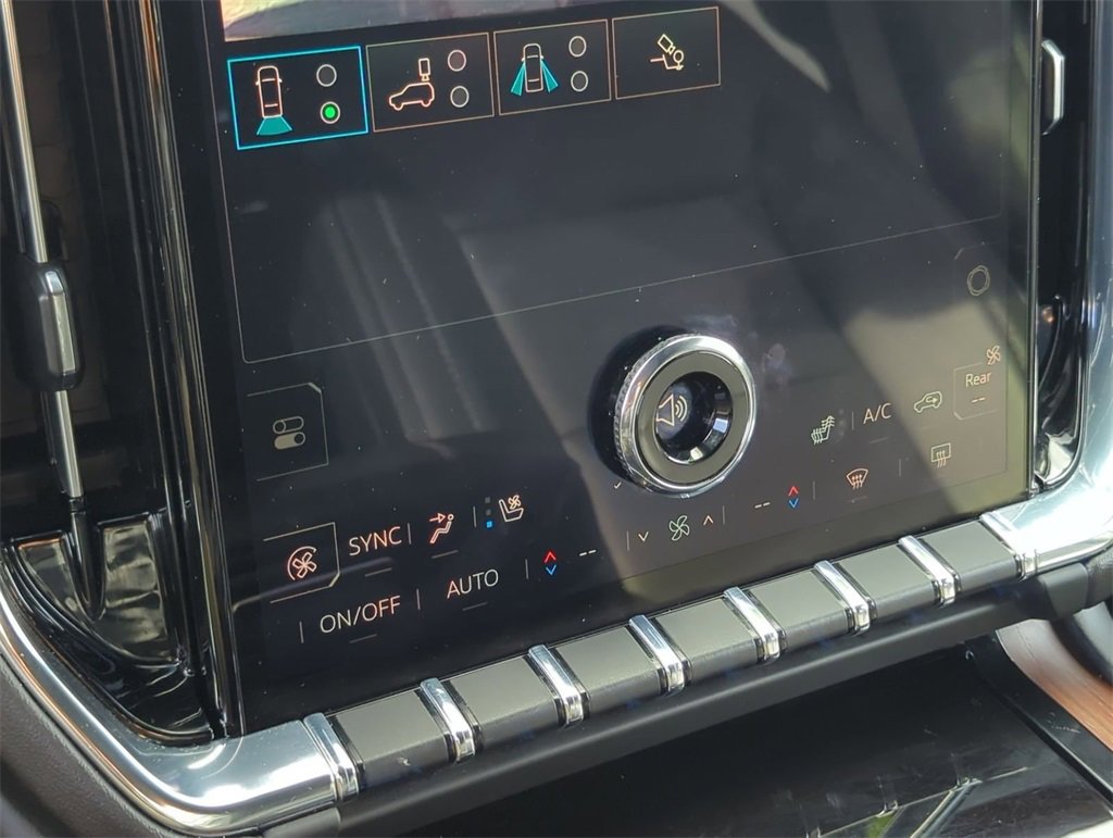 Used 2025 GMC Yukon XL Denali image 12