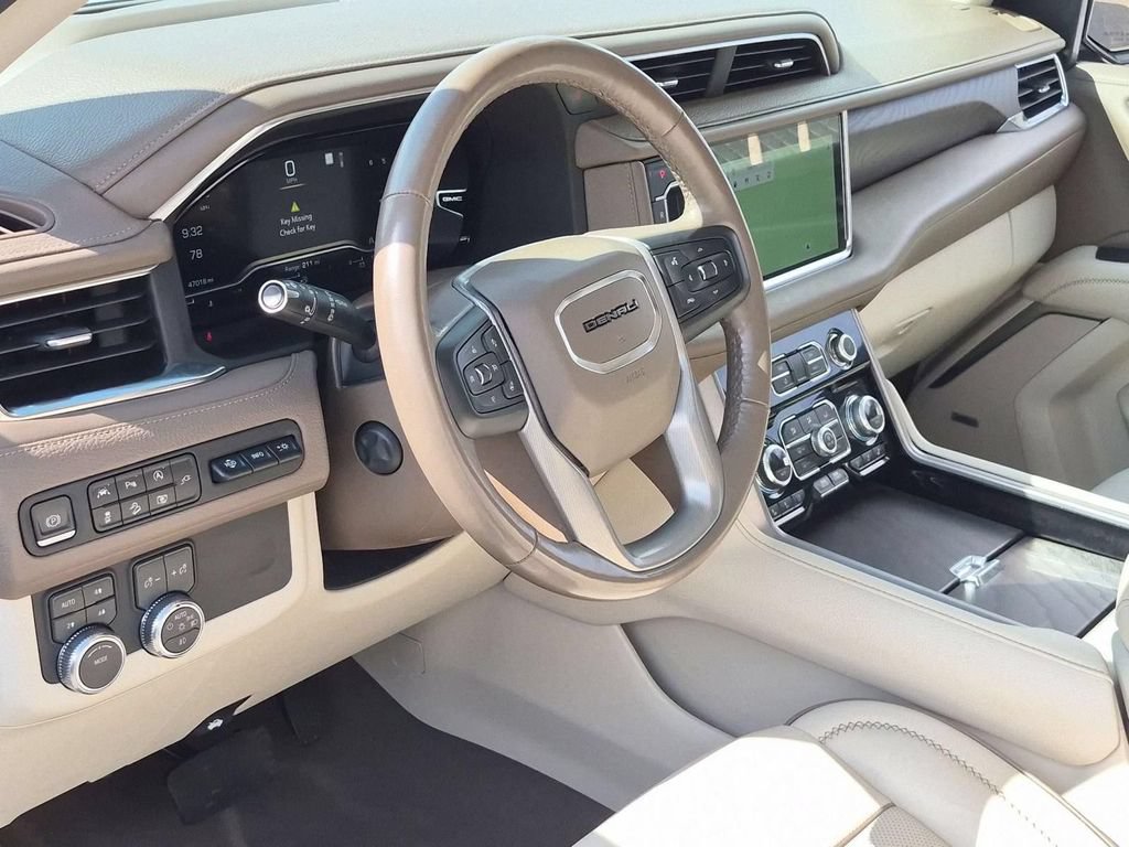 Used 2022 GMC Yukon XL Denali AWD/4WD image 9