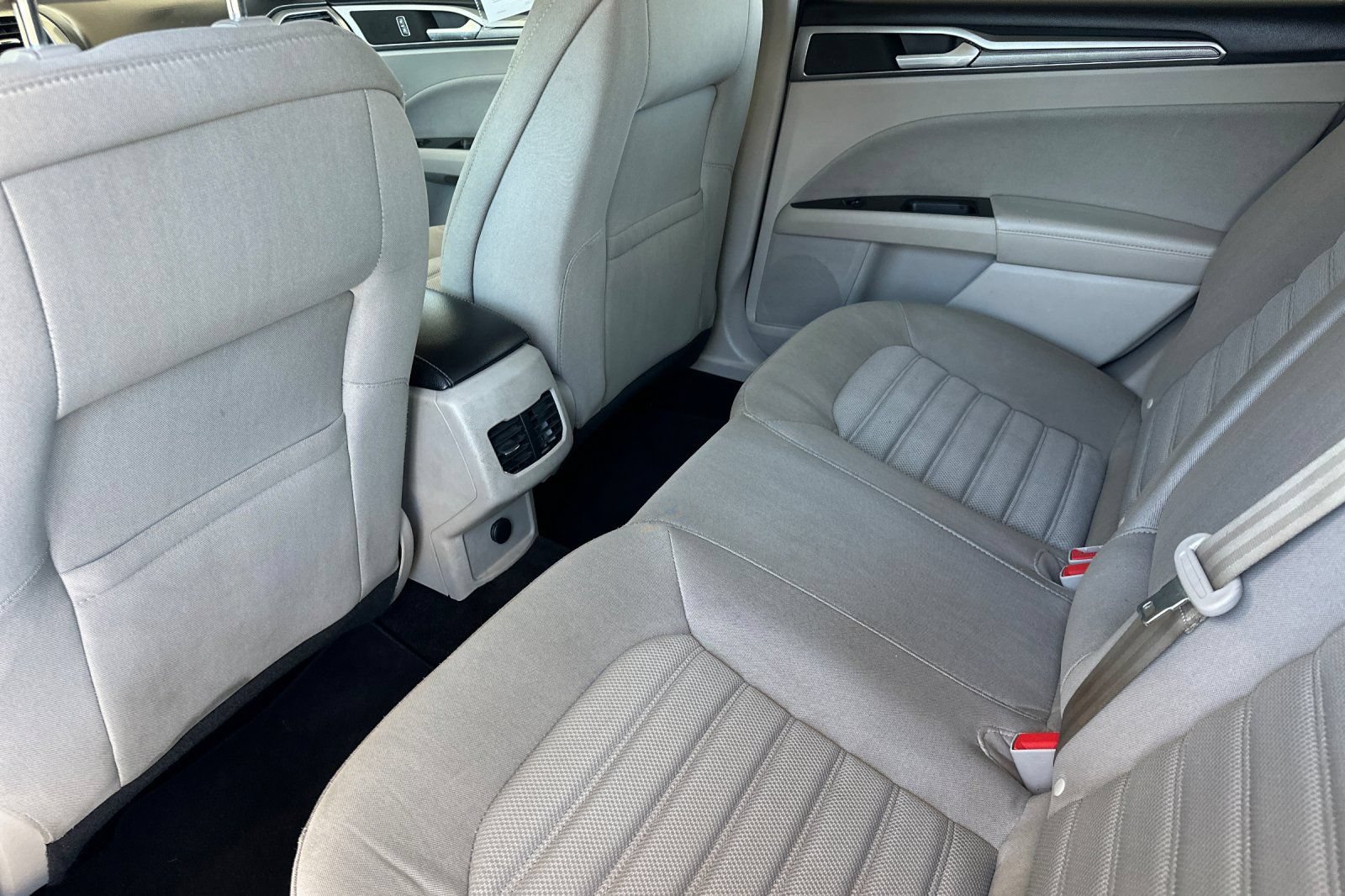 Used 2017 Ford Fusion SE w/ Fusion SE Technology Package FWD image 12