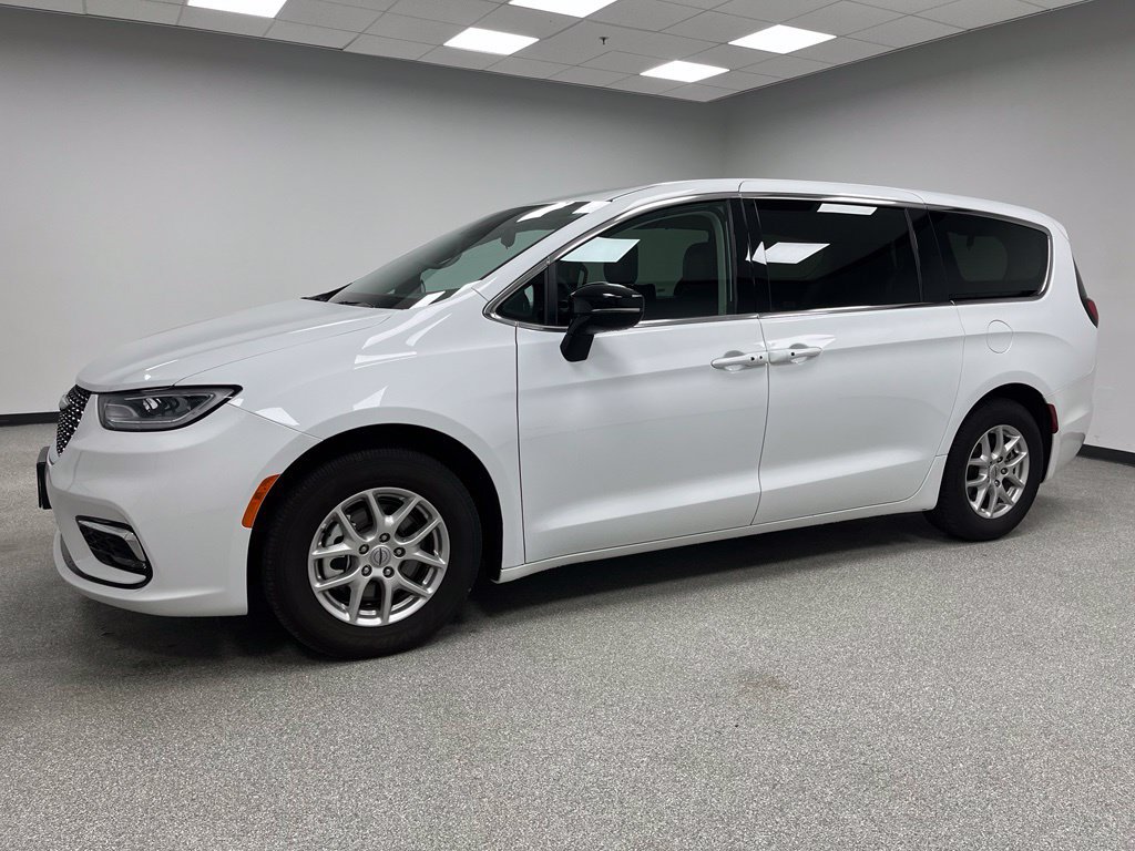 Used 2024 Chrysler Pacifica Touring-L FWD image 6