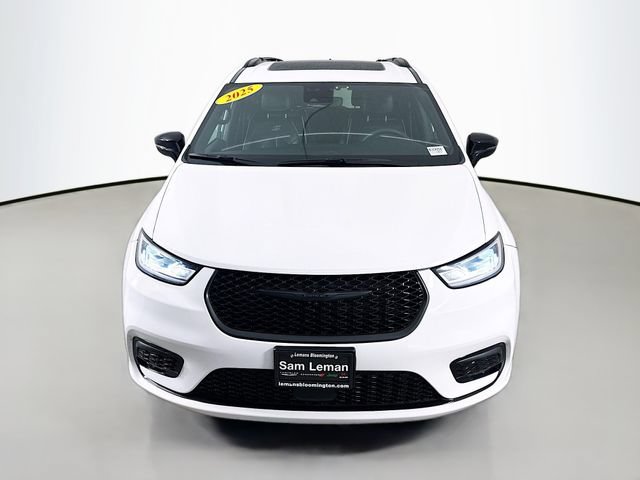 Used 2025 Chrysler Pacifica Limited FWD image 2