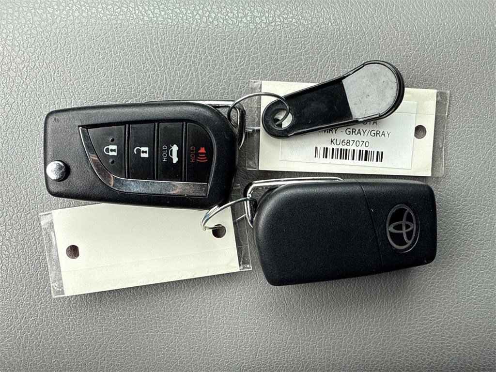 Used 2019 Toyota Camry LE image 3