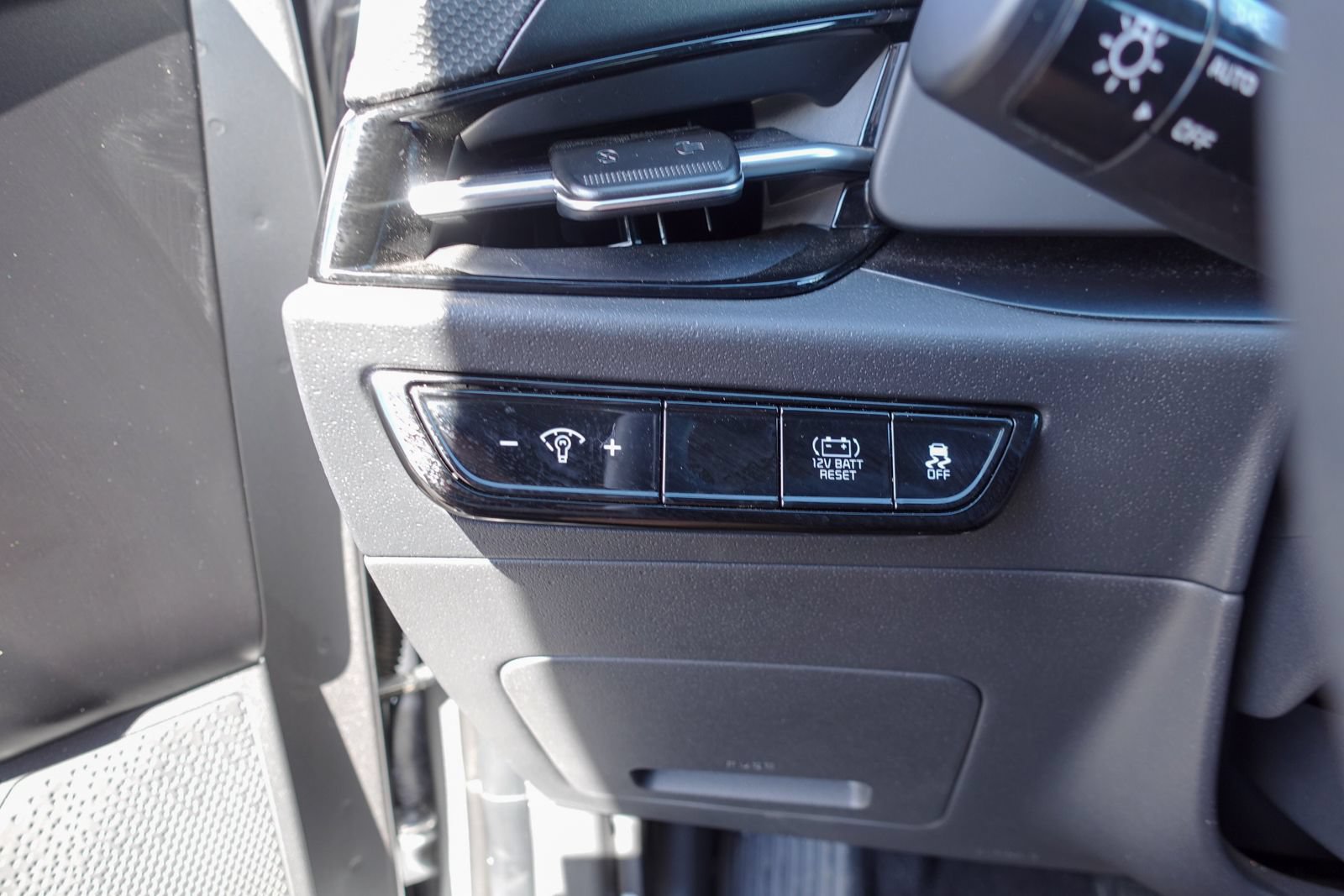 Used 2025 Kia Niro LX FWD image 16