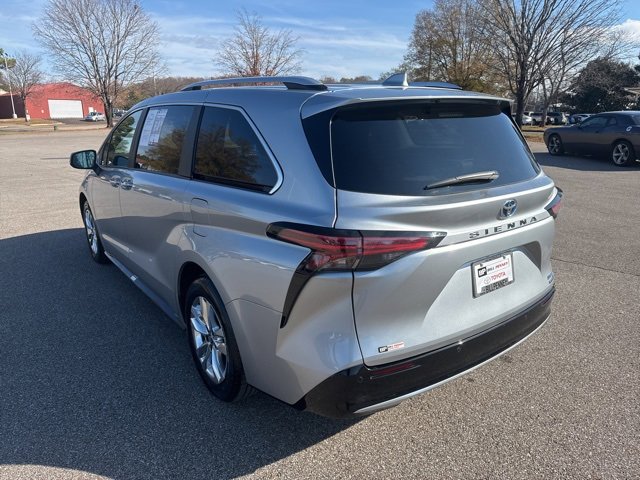 Used 2023 Toyota Sienna Limited image 3