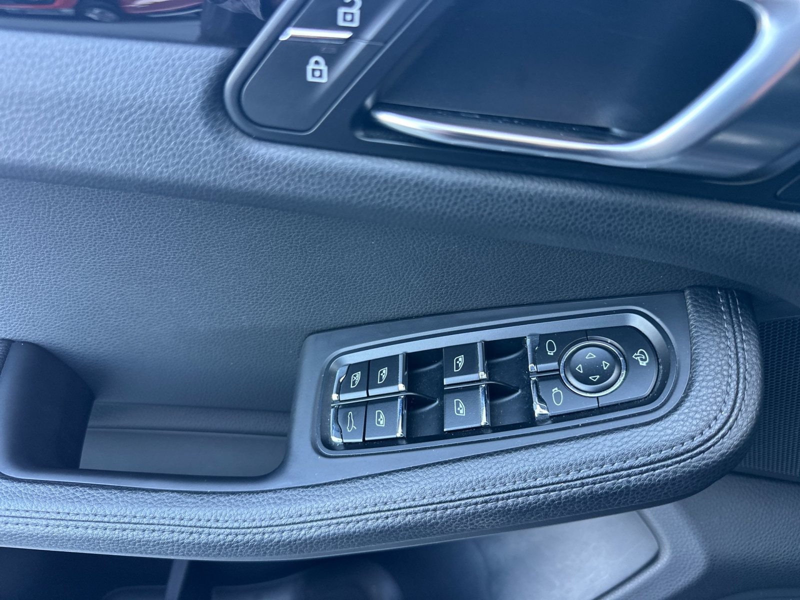 Certified 2023 Porsche Macan AWD/4WD image 28