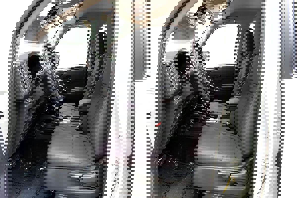 Used 2025 Nissan Frontier S image 4