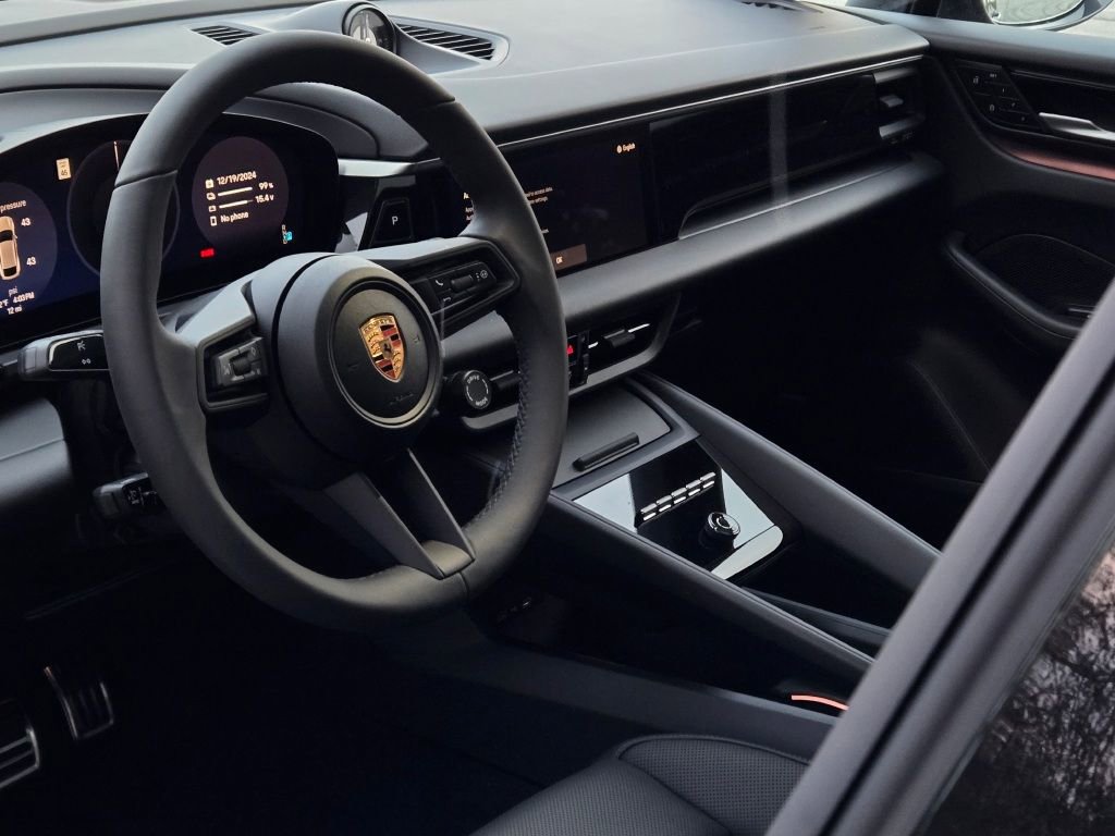 New 2025 Porsche Macan 4S Electric image 4