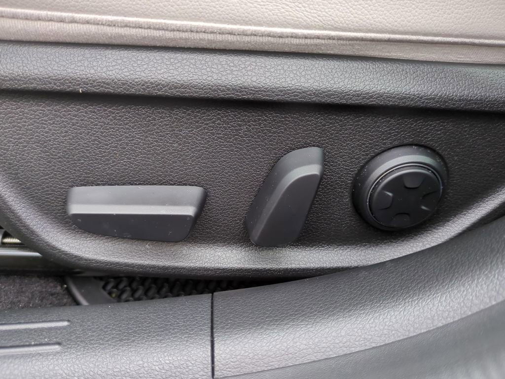 Used 2025 Genesis G70 2.5T w/ Sport Prestige Package image 17