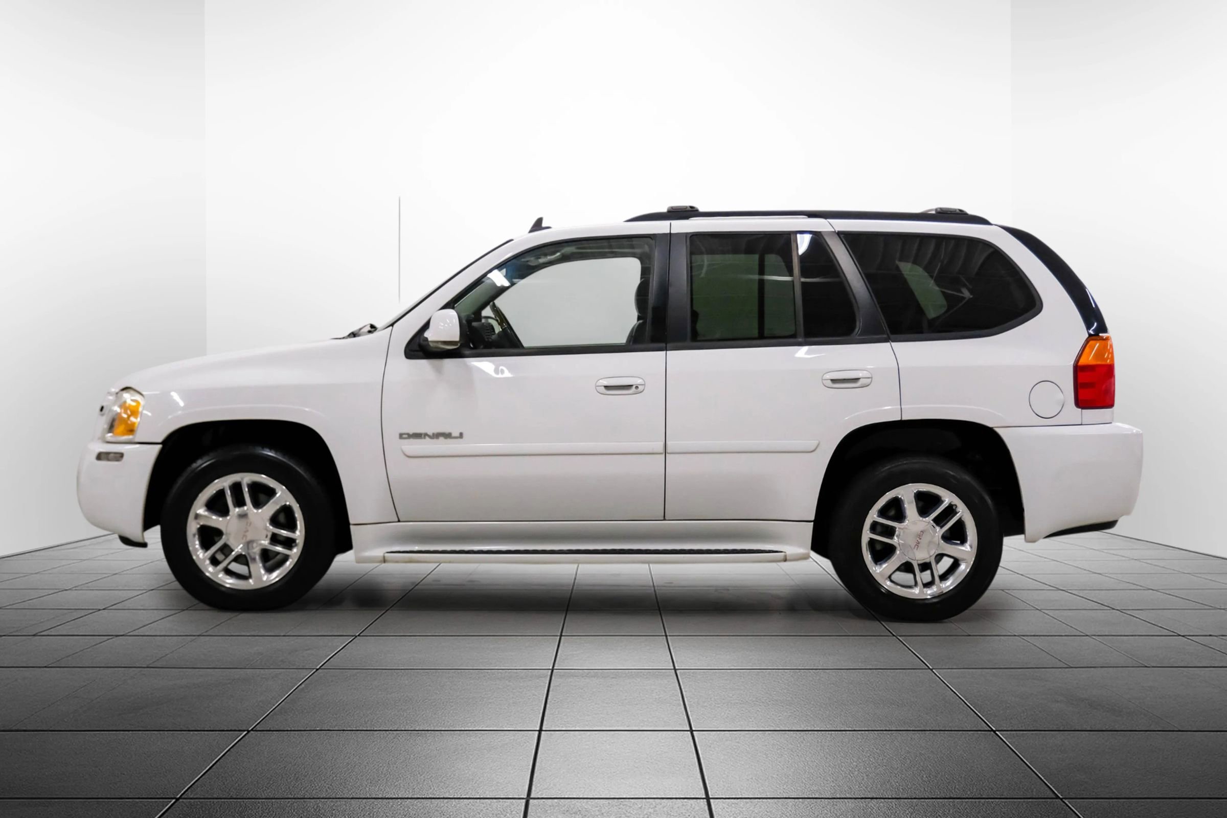 Used 2009 GMC Envoy Denali w/ Sun And 6-Disc Cd Package AWD/4WD image 12