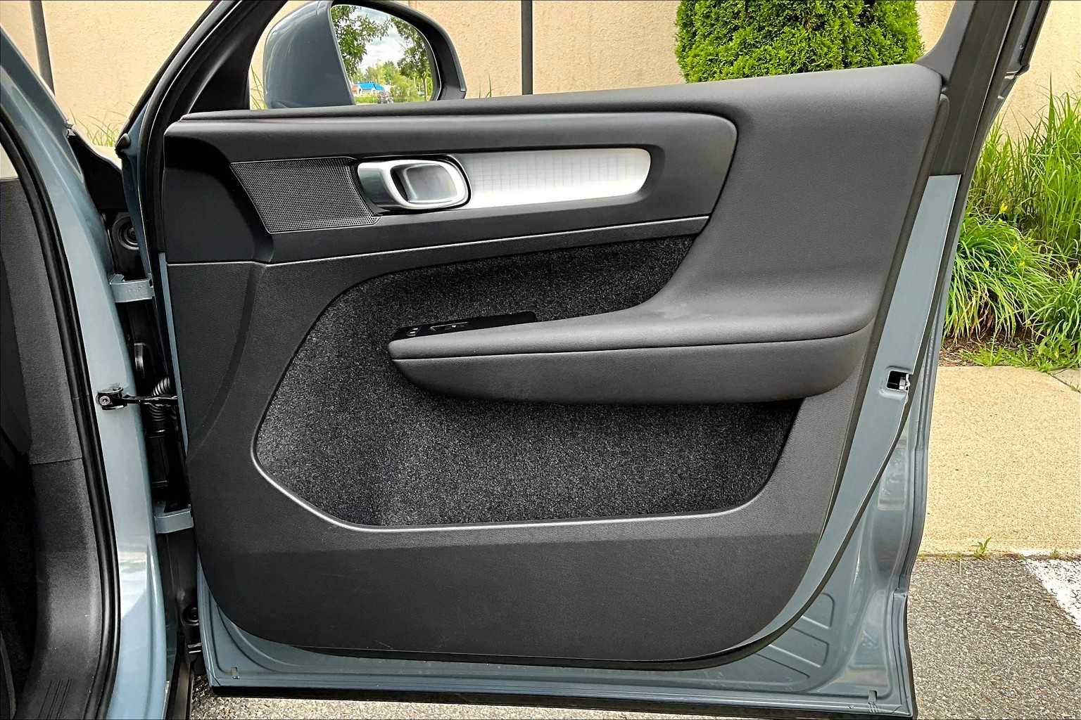 Certified 2022 Volvo XC40 T5 Momentum image 22