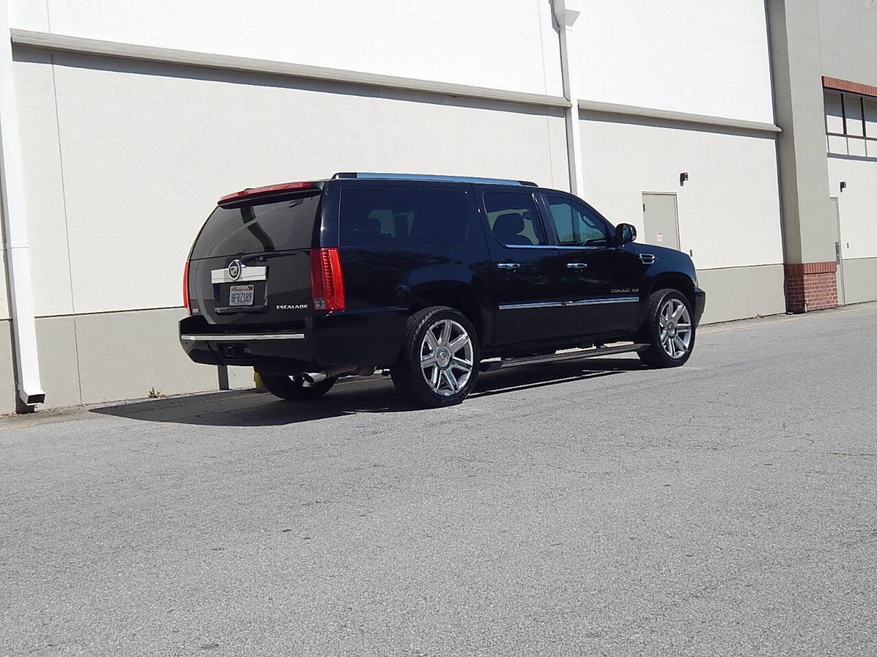 Used 2011 Cadillac Escalade ESV Premium image 3