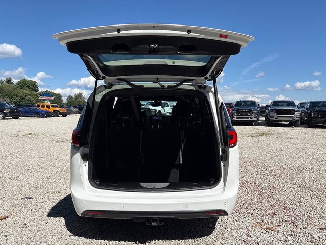 Used 2025 Chrysler Pacifica Limited w/ Trailer Tow Group AWD/4WD image 13