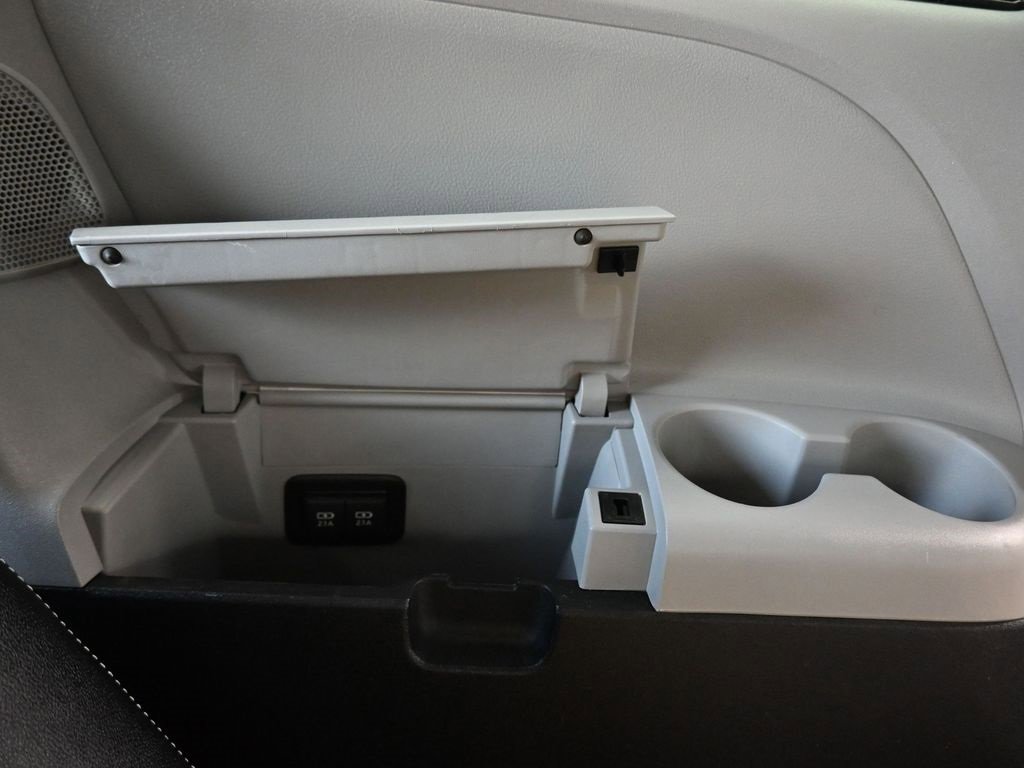 Used 2020 Toyota Sienna SE Premium image 40