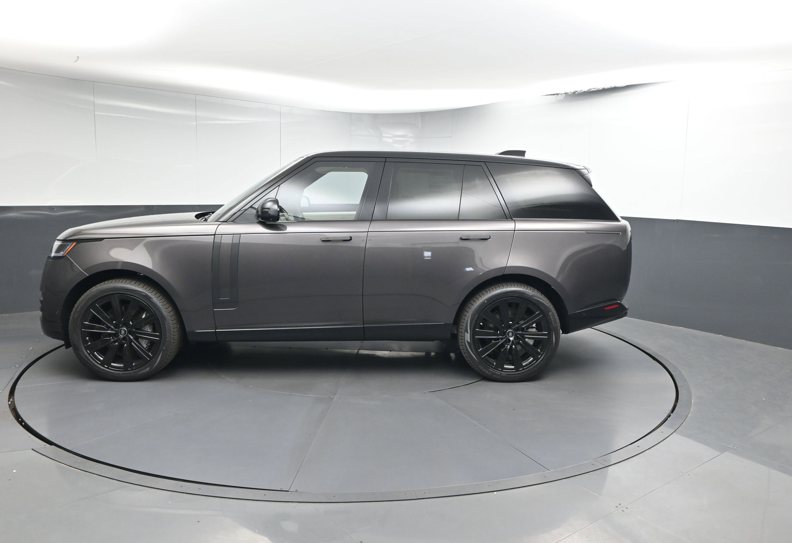 New 2025 Land Rover Range Rover SE image 2