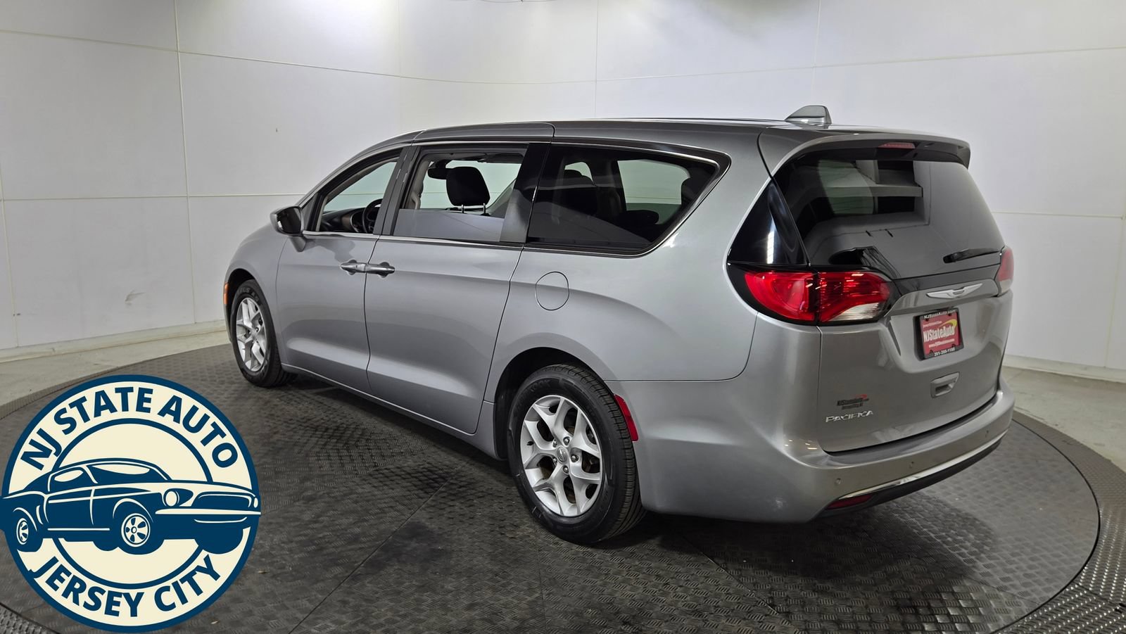 Used 2019 Chrysler Pacifica Touring Plus w/ Tire & Wheel Group FWD image 5