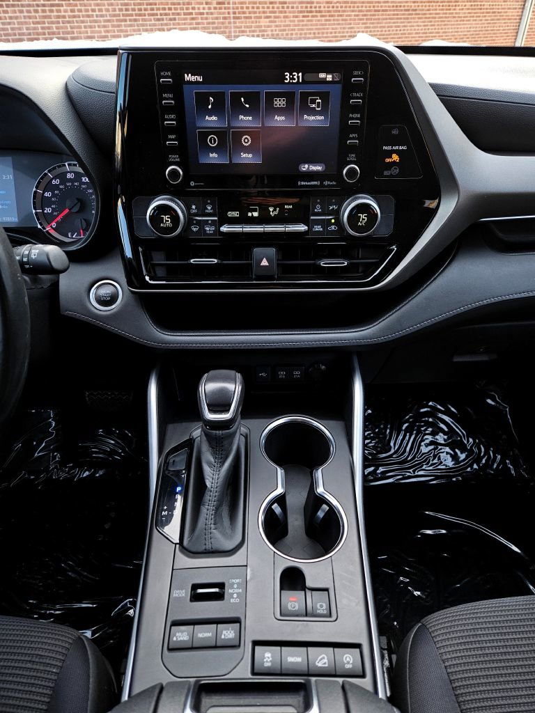 Used 2020 Toyota Highlander LE image 14