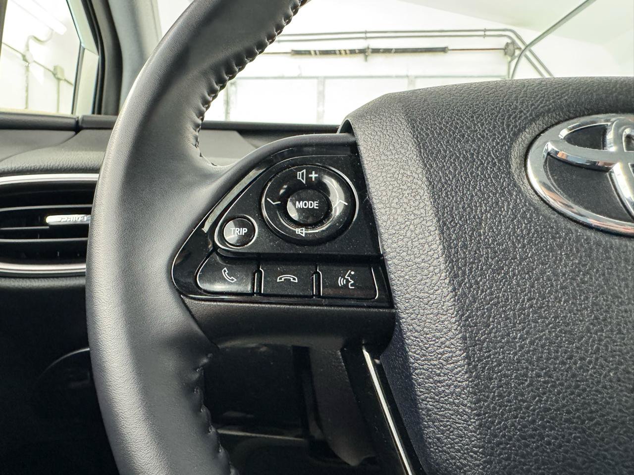 Used 2022 Toyota Prius Prime LE FWD image 21