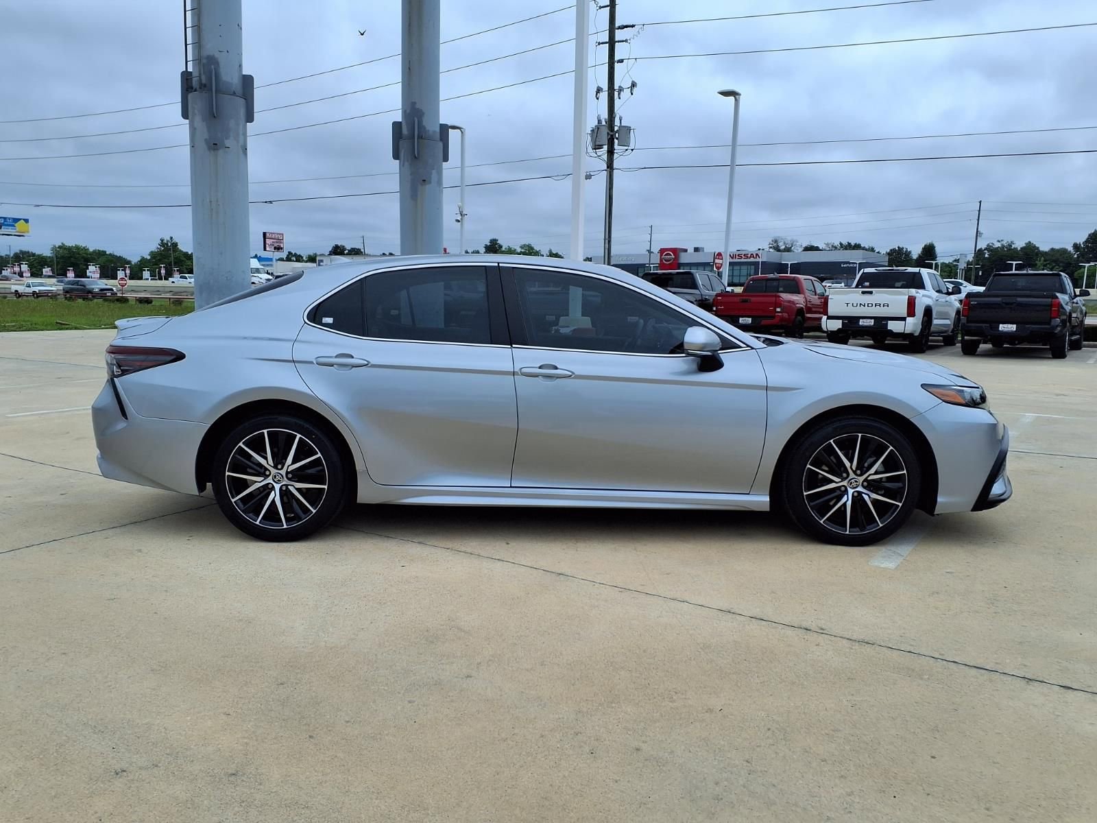 Used 2022 Toyota Camry SE w/ Audio Upgrade Package FWD image 5